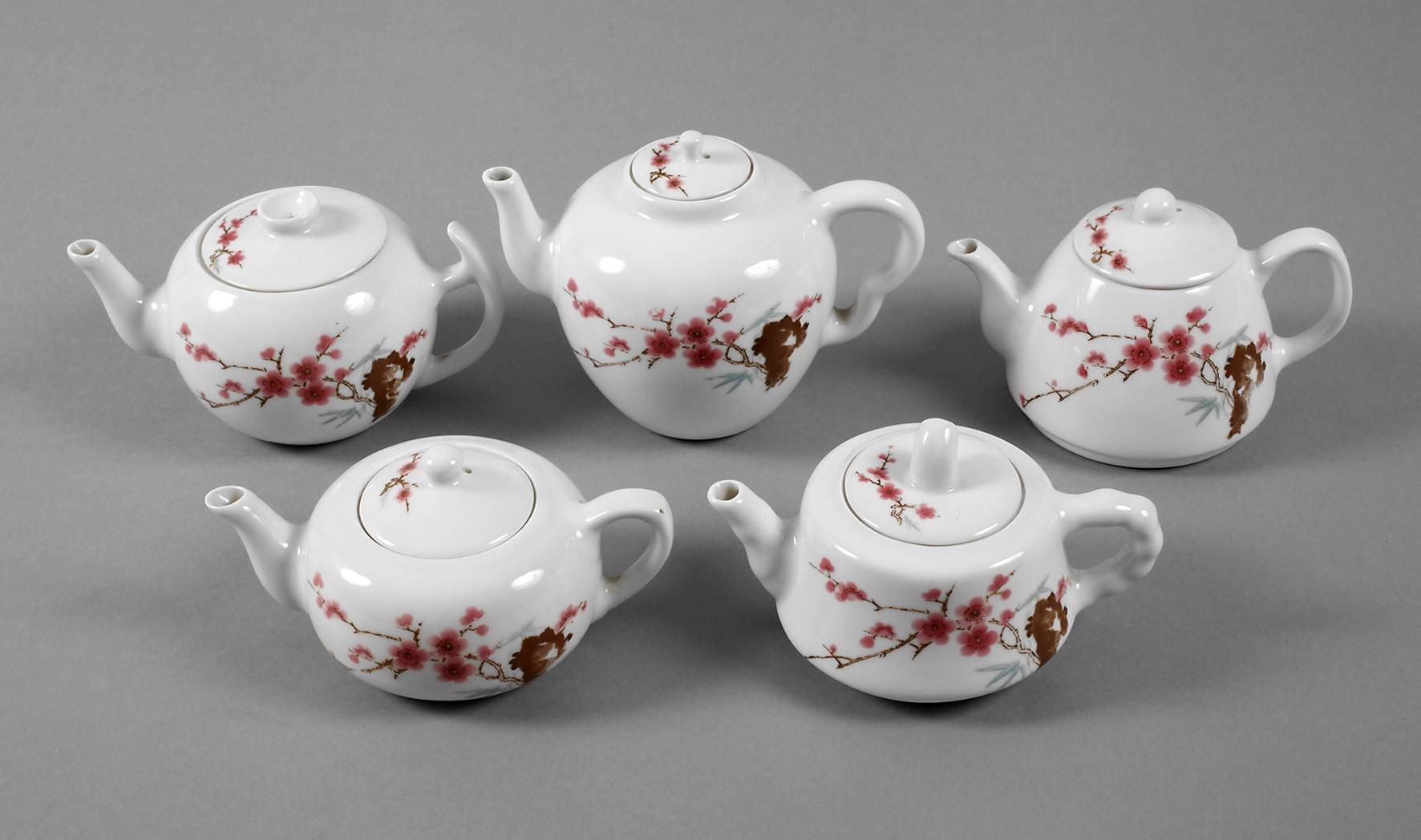 Fünf Teekännchen