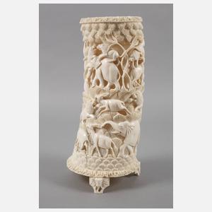 Große Elfenbeinschnitzerei