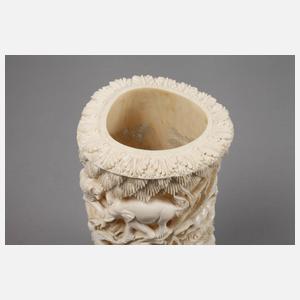 Große Elfenbeinschnitzerei