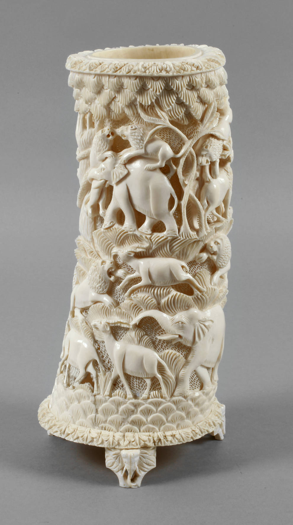 Große Elfenbeinschnitzerei