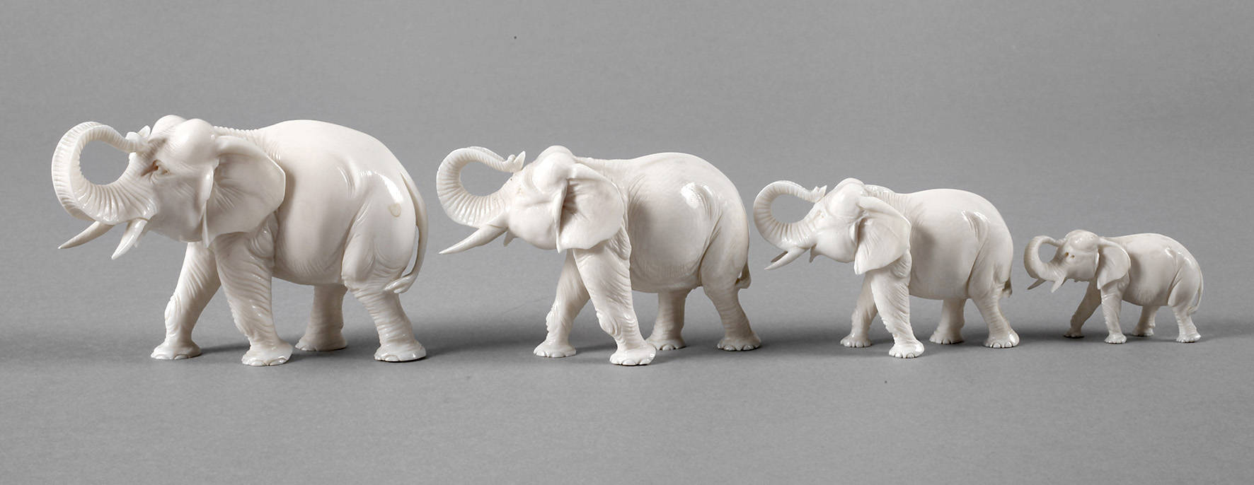 Vier Elfenbeinschnitzereien