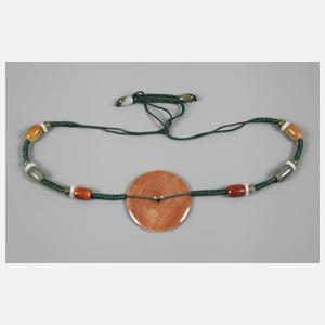 Halsschmuck mit Steinen