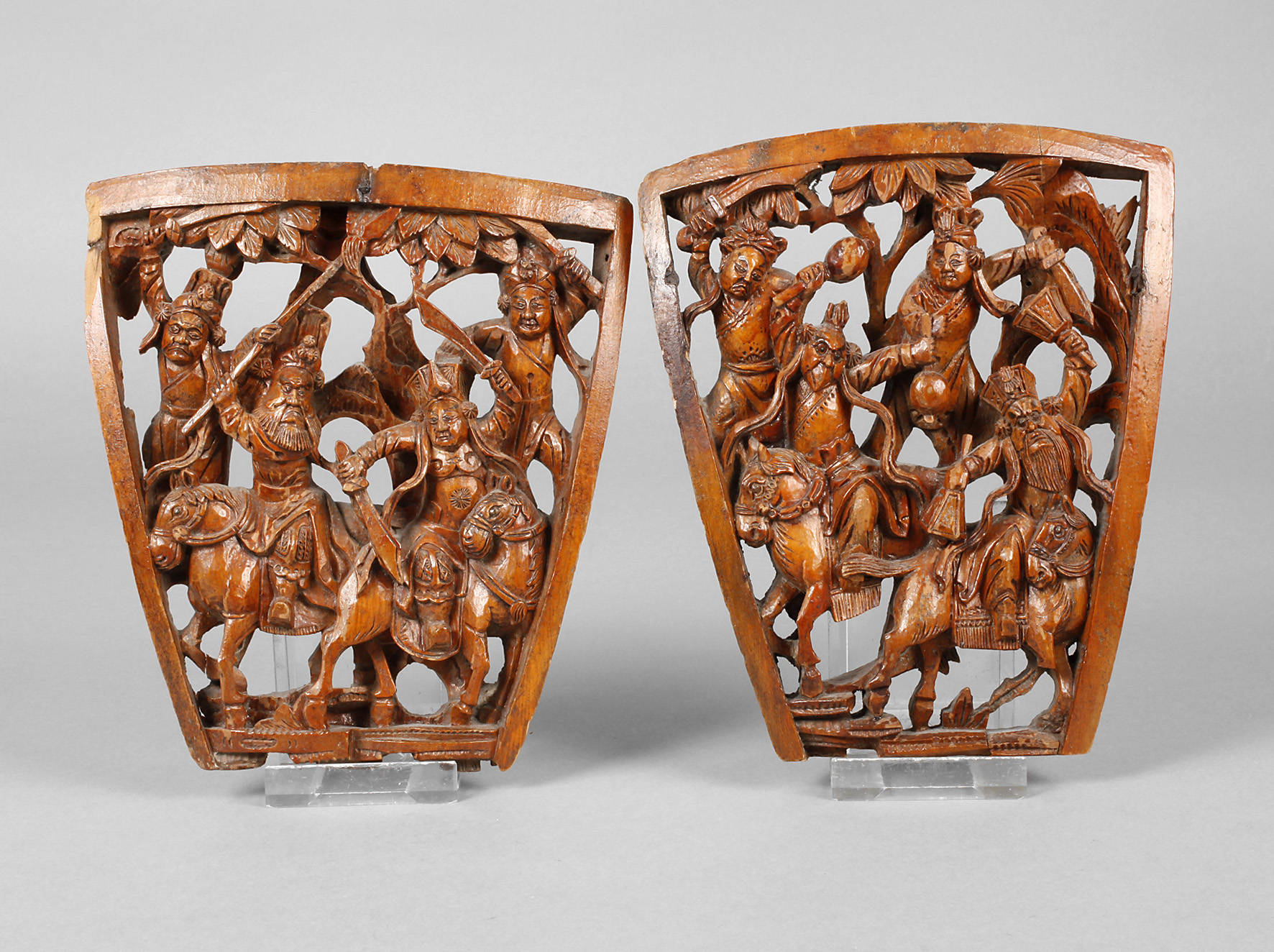 Zwei figürliche Schnitzereien