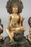 Thronender Buddha mit zwei Bodhisattvas