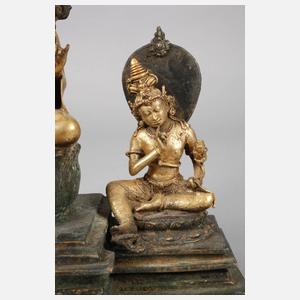 Thronender Buddha mit zwei Bodhisattvas