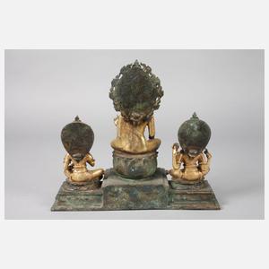 Thronender Buddha mit zwei Bodhisattvas