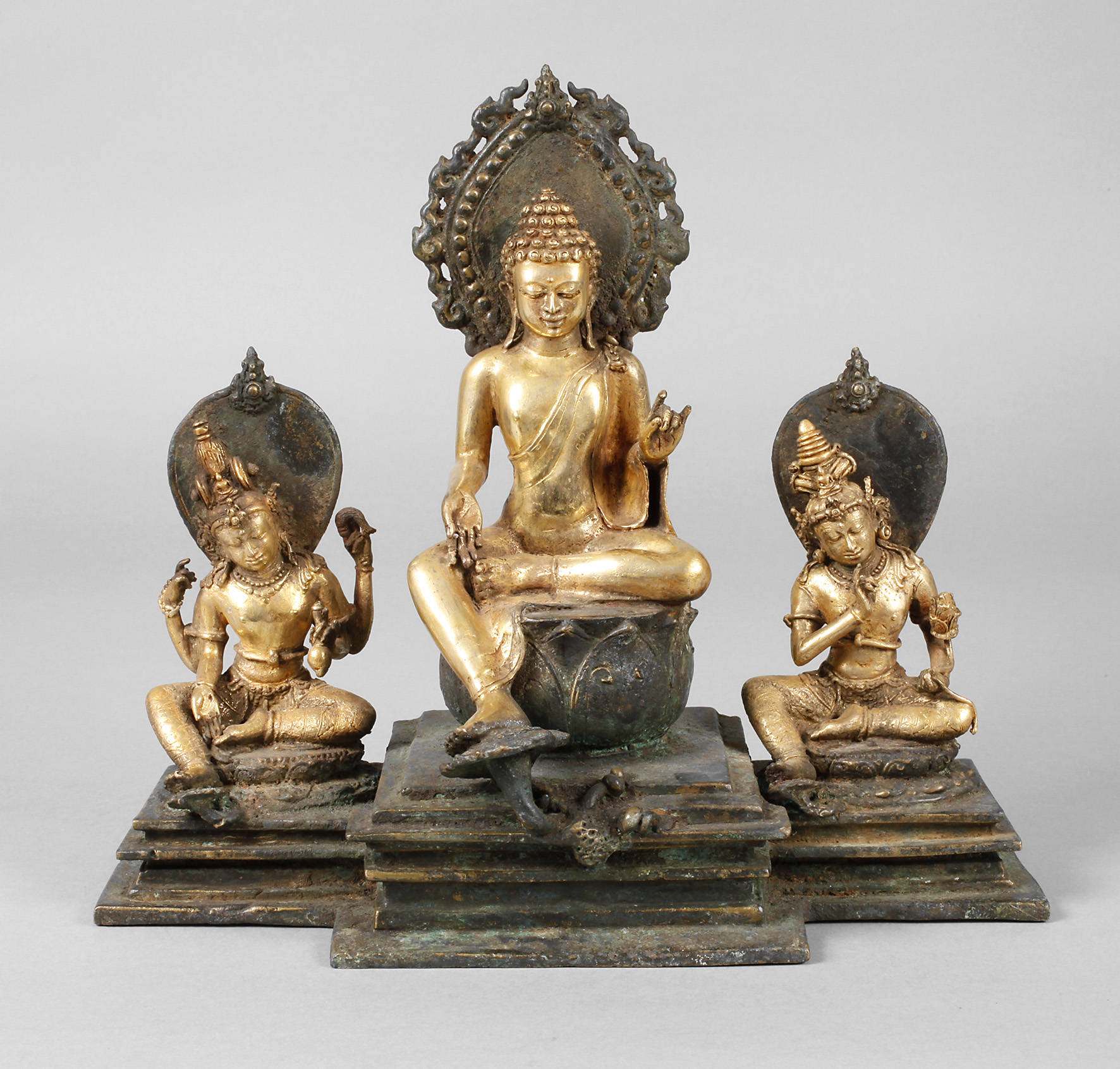 Thronender Buddha mit zwei Bodhisattvas