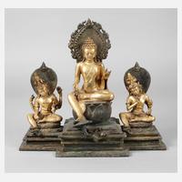 Thronender Buddha mit zwei Bodhisattvas111