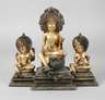 Thronender Buddha mit zwei Bodhisattvas