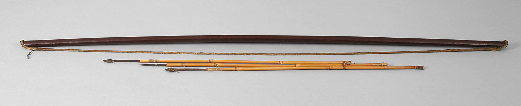 Jagdbogen mit Pfeilen