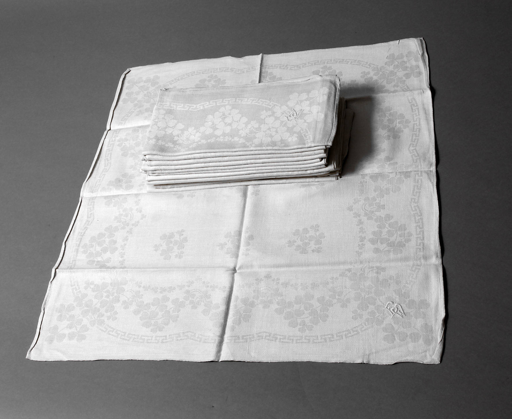 Vierzehn Servietten Kleeblattdekor