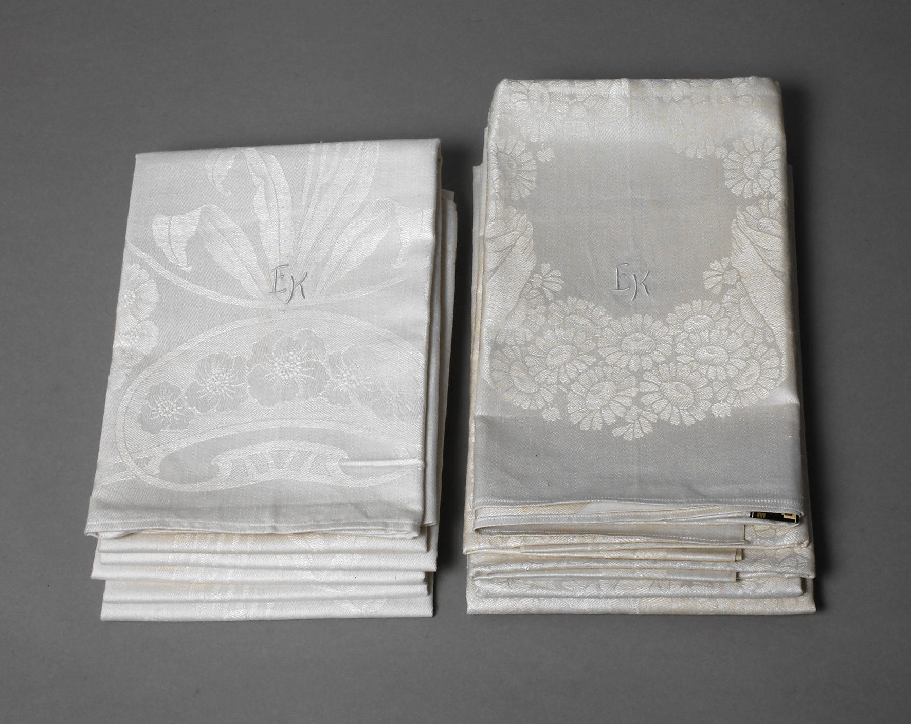 Zweimal sechs Handtücher Jugendstil