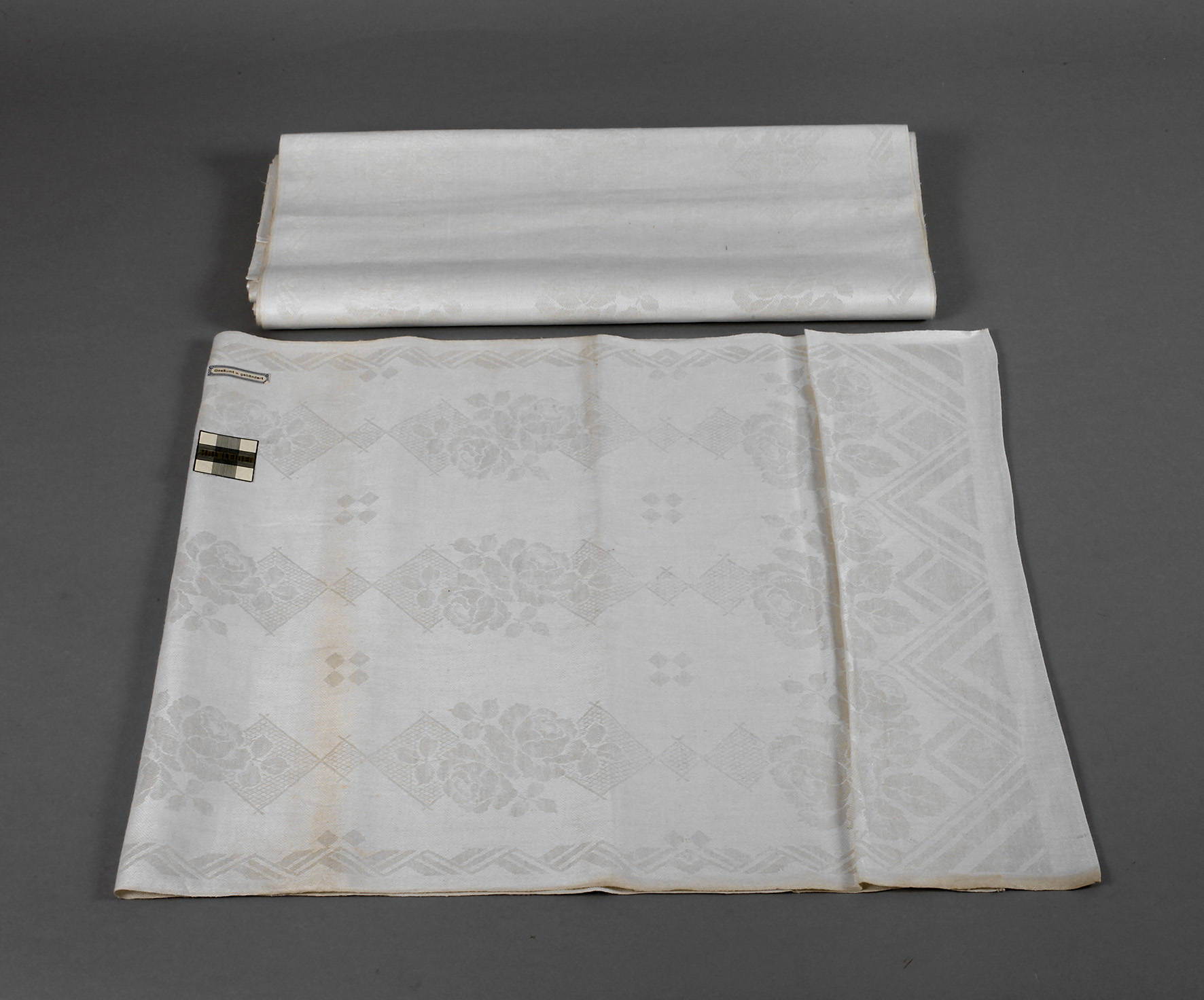 Zwölf Handtücher Rosendekor