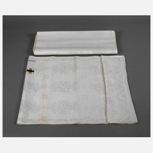 Zwölf Handtücher Rosendekor