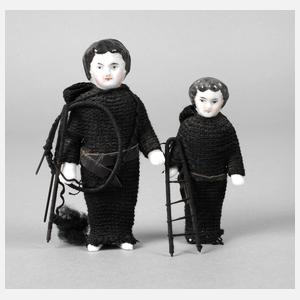 Zwei kleine Badepuppen als Schornsteinfeger