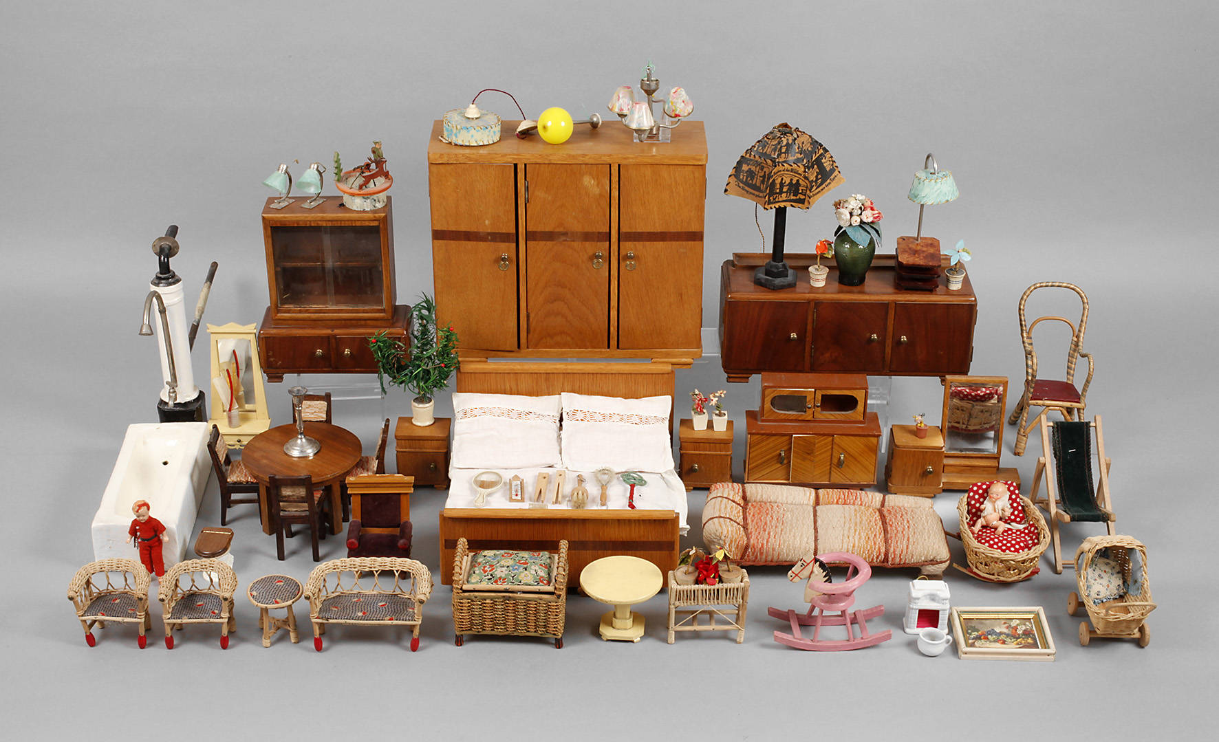 Großes Konvolut Puppenstuben-Einrichtung