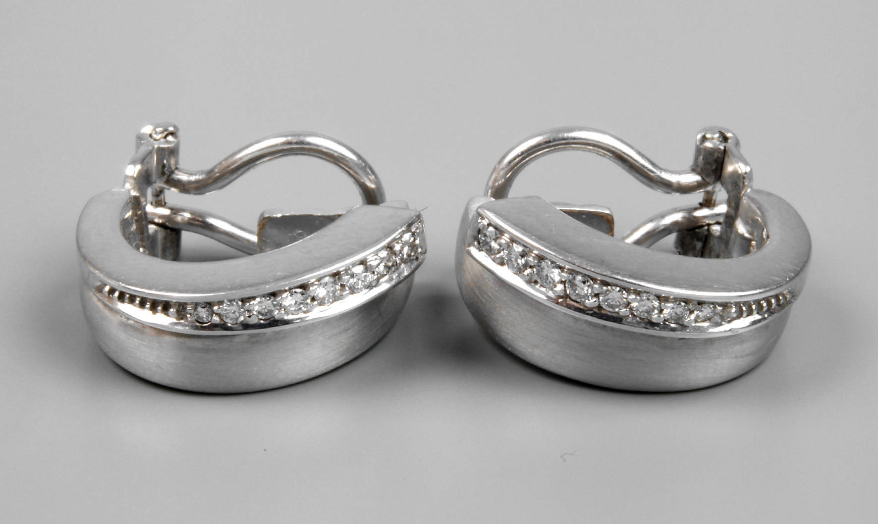 Paar Ohrclips mit Diamantbesatz