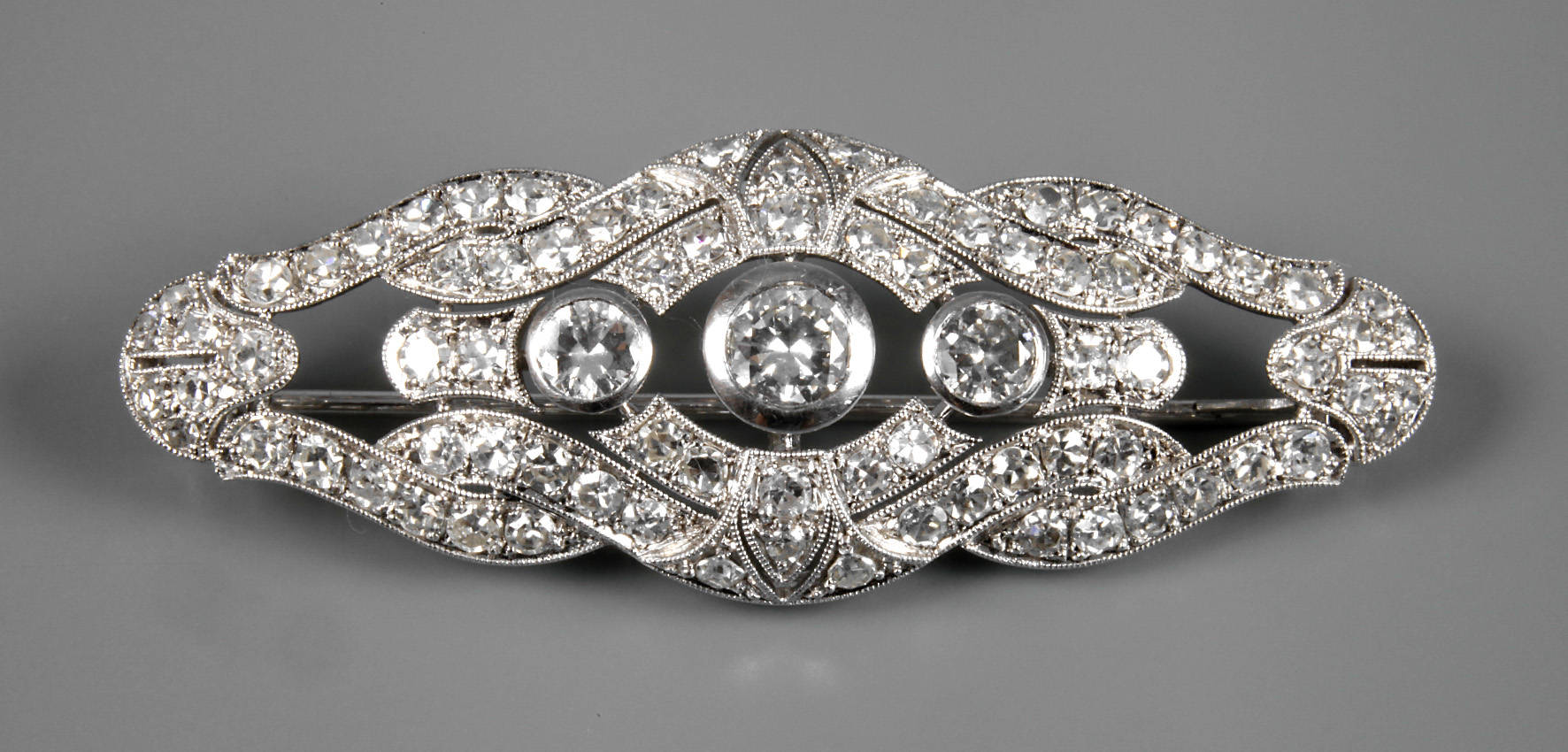 Brosche mit Brillanten von zusammen ca. 2,5 ct