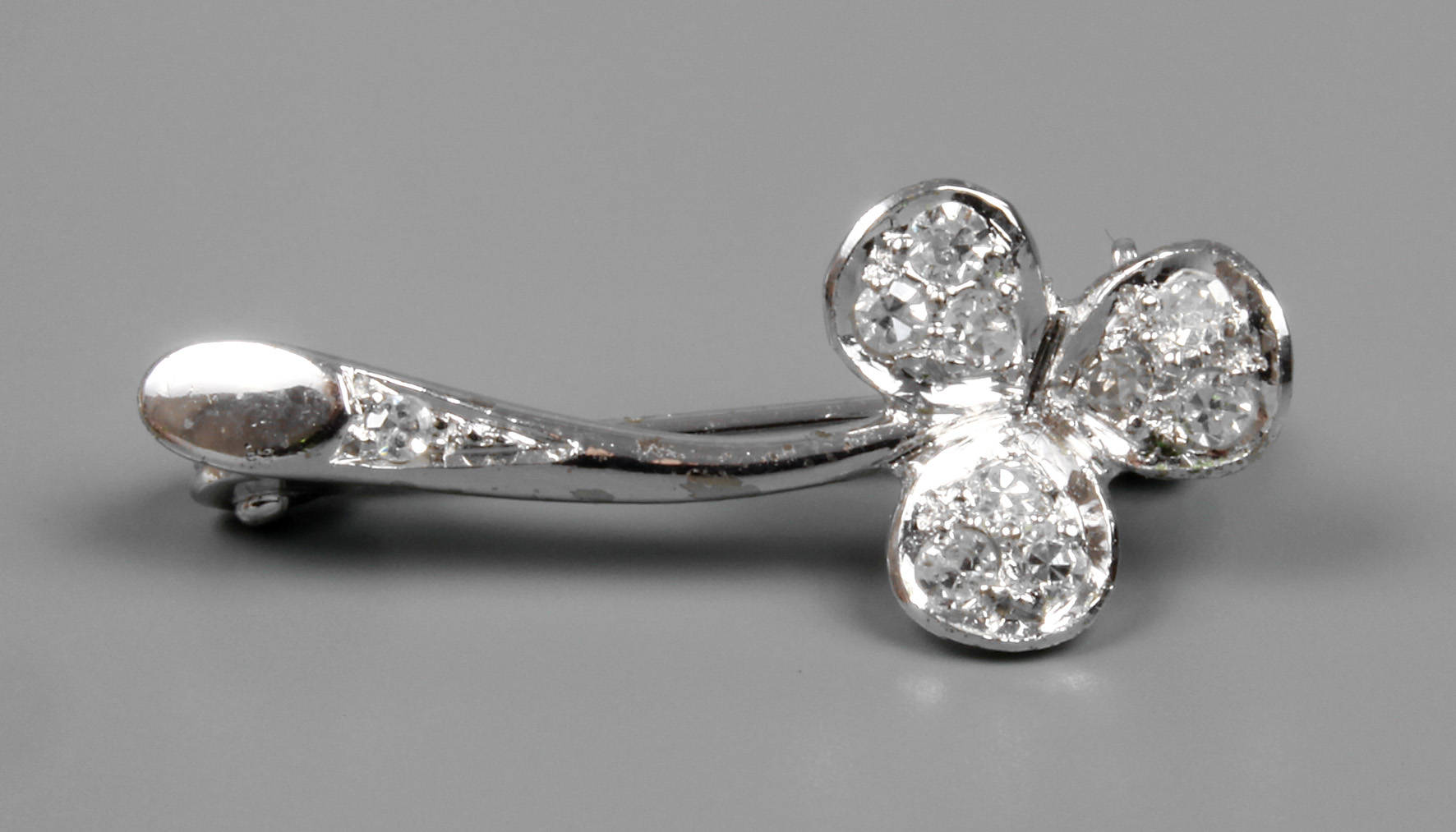 Kleine Brosche mit Diamantbesatz