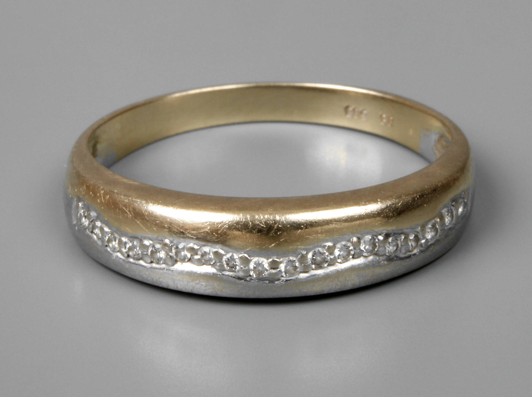 Damenring mit Diamanten