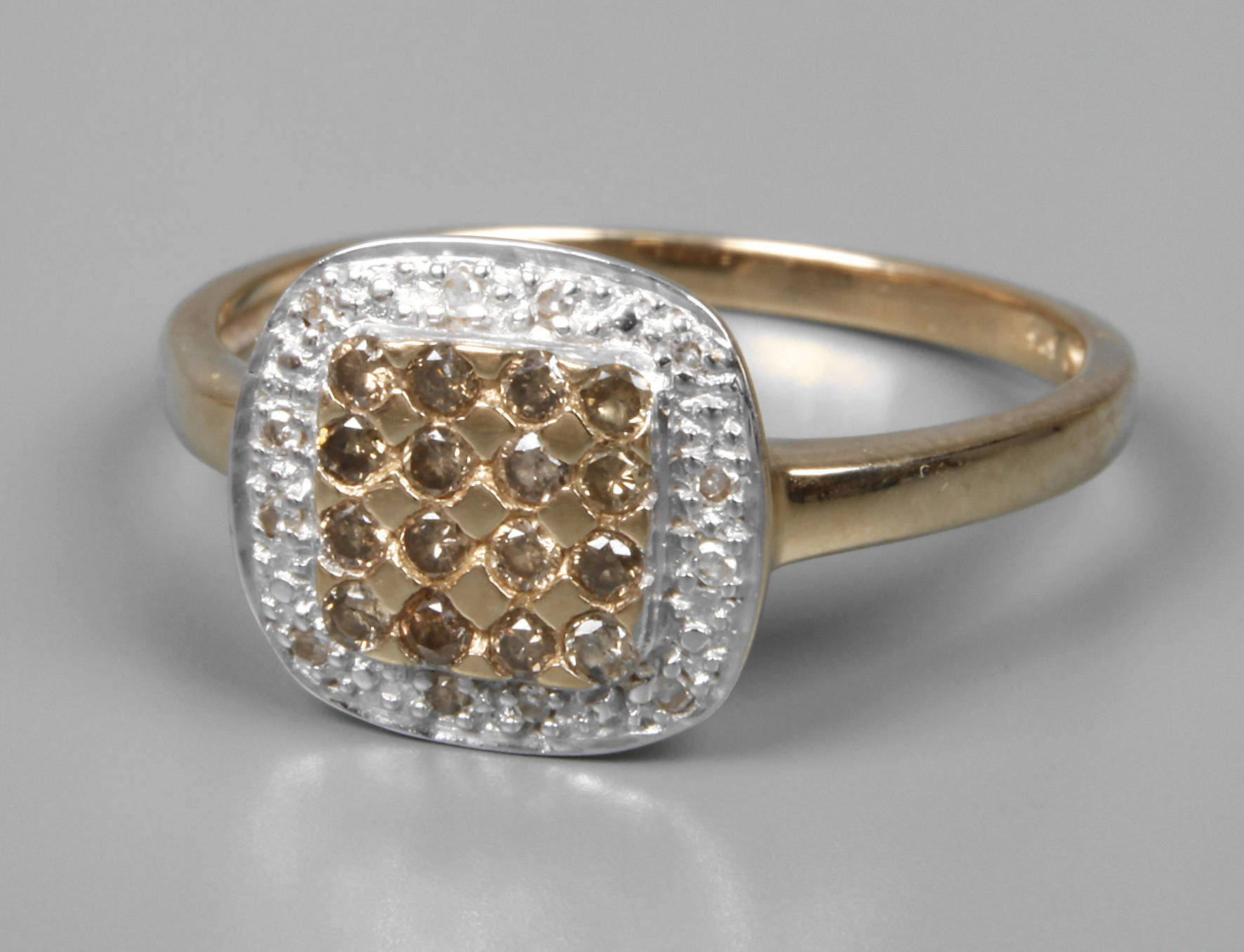 Damenring mit weißen und braunen Diamanten