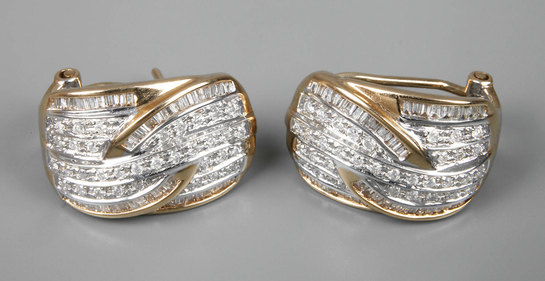 Paar Ohrringe mit Diamanten