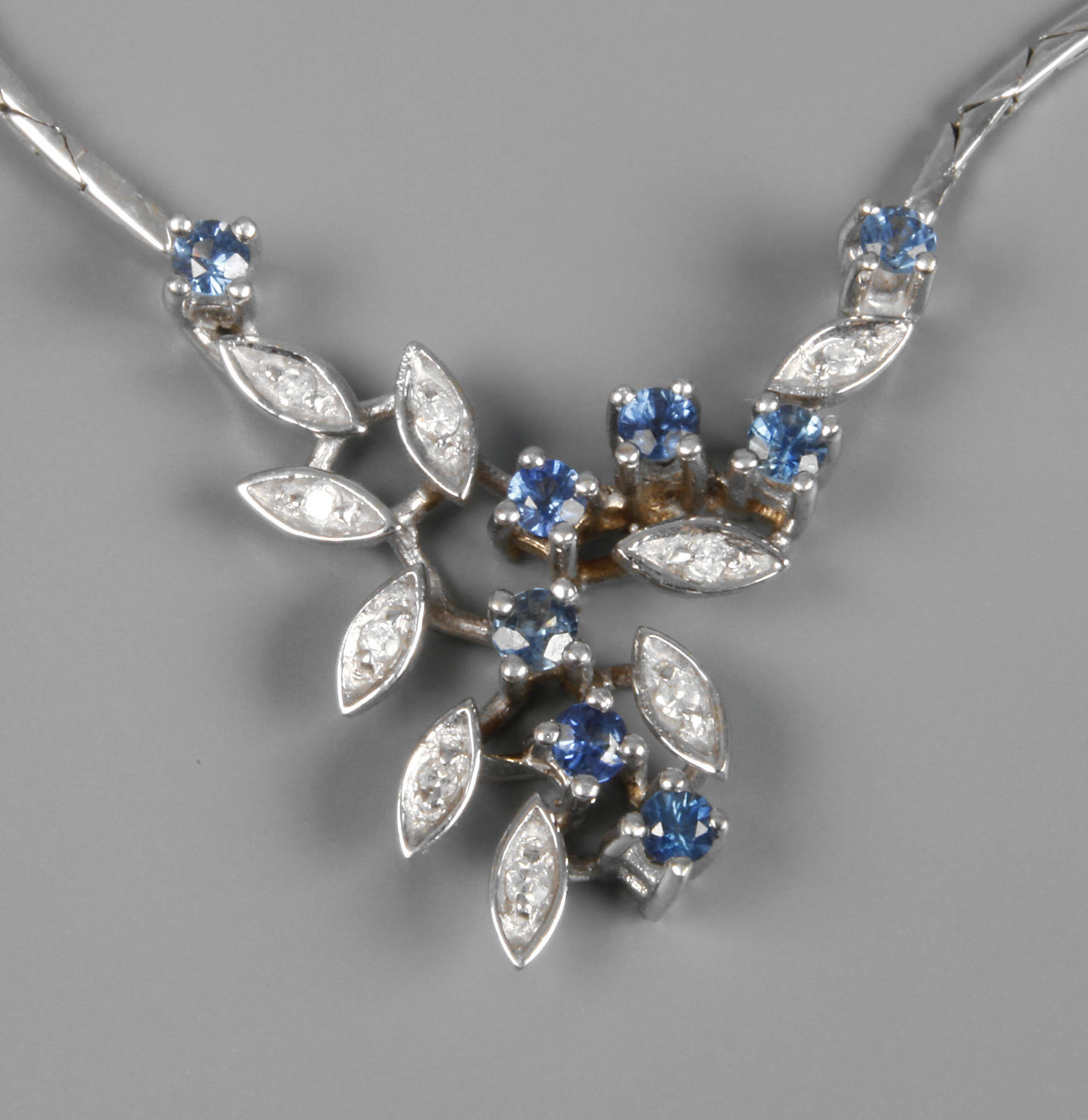 Collier mit Saphiren und Diamanten