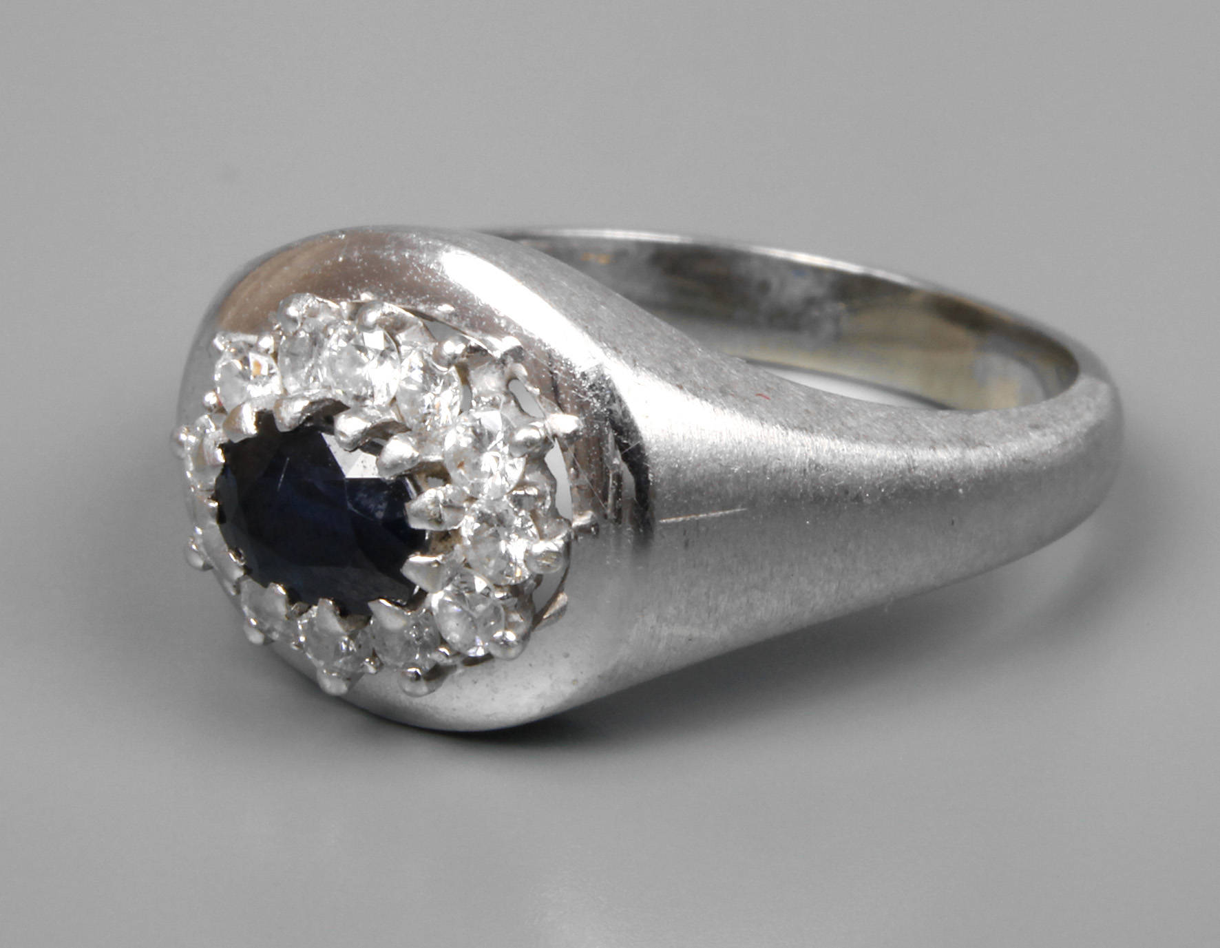 Damenring mit Saphir und Brillanten