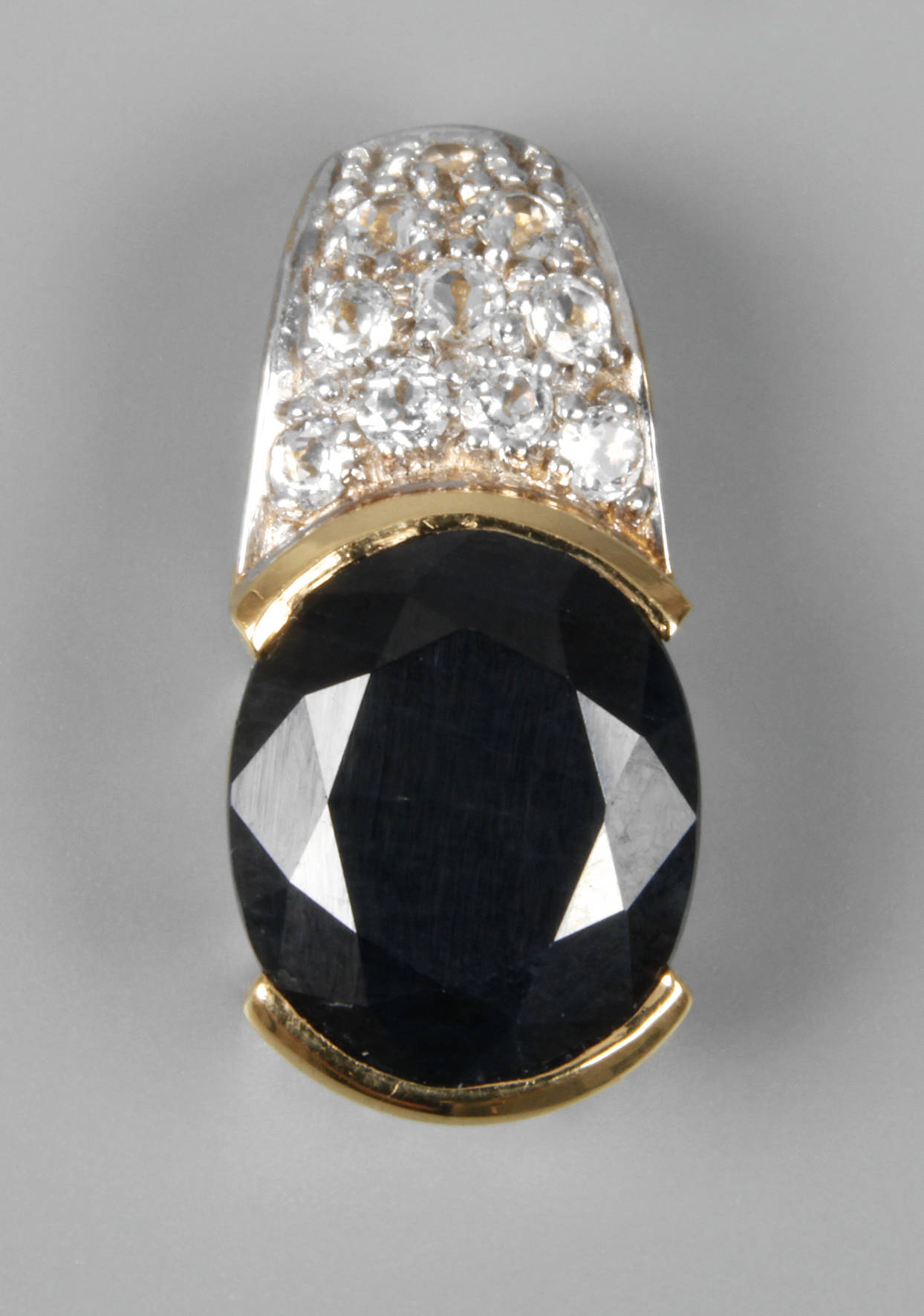 Anhänger mit Saphir