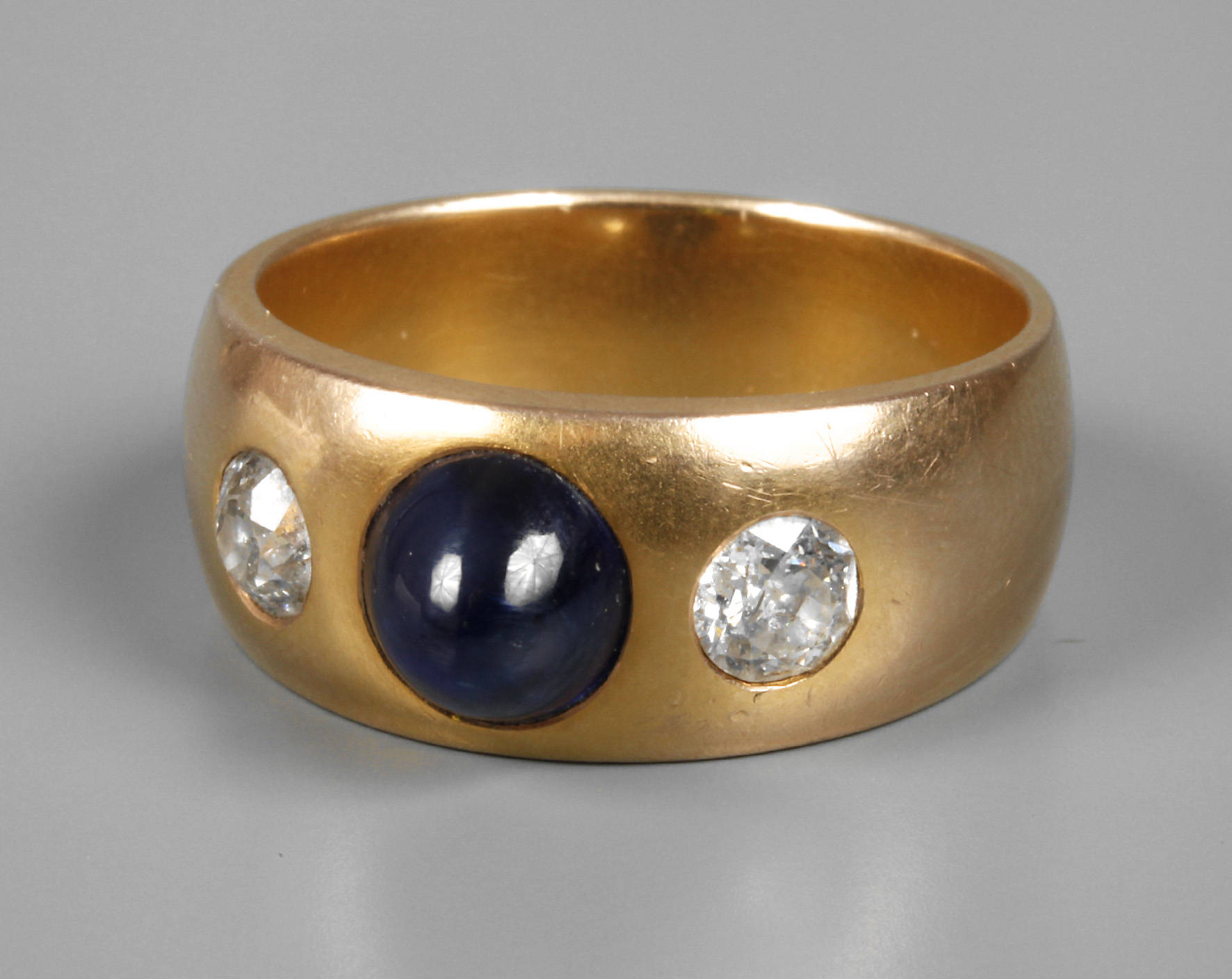 Herrenring mit Saphir und Diamanten