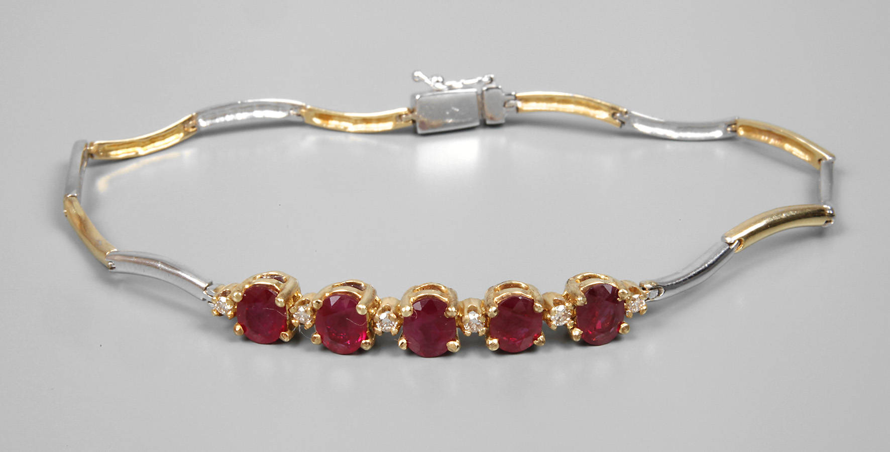 Armband mit Rubinen und Brillanten