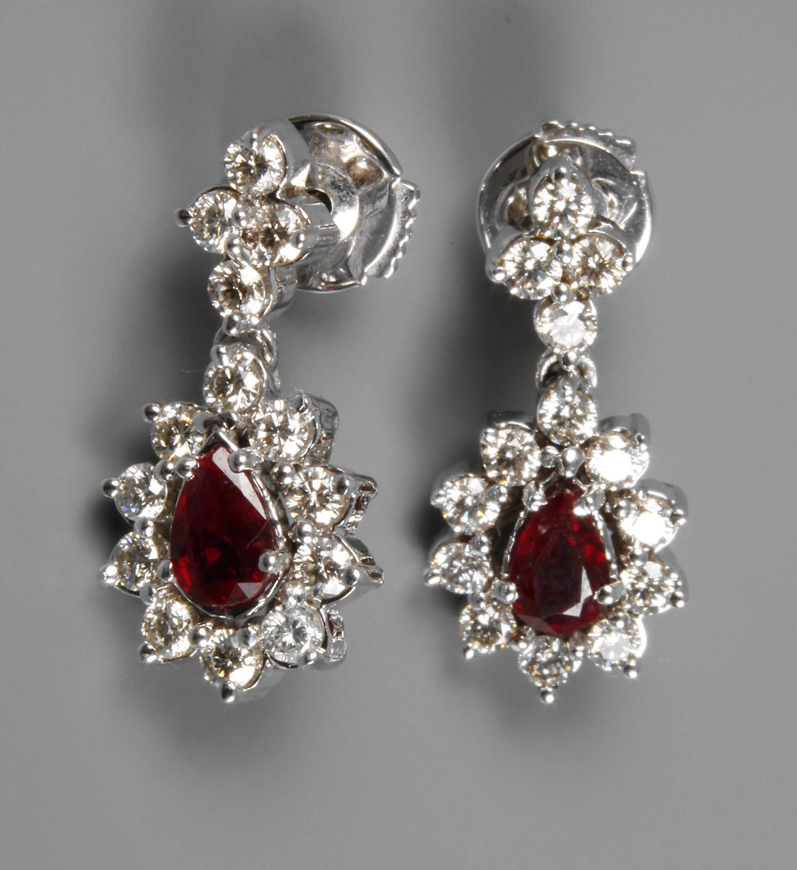 Paar Ohrhänger mit Brillanten und Rubinen