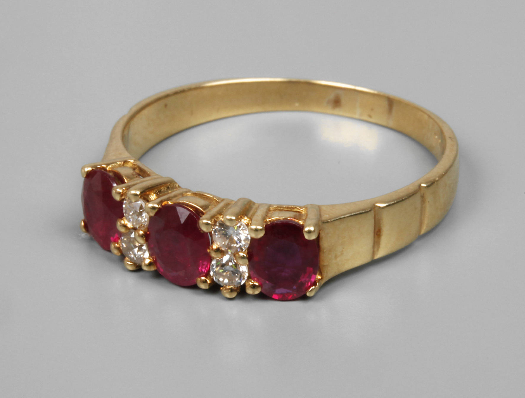 Damenring mit Rubinen und Brillanten