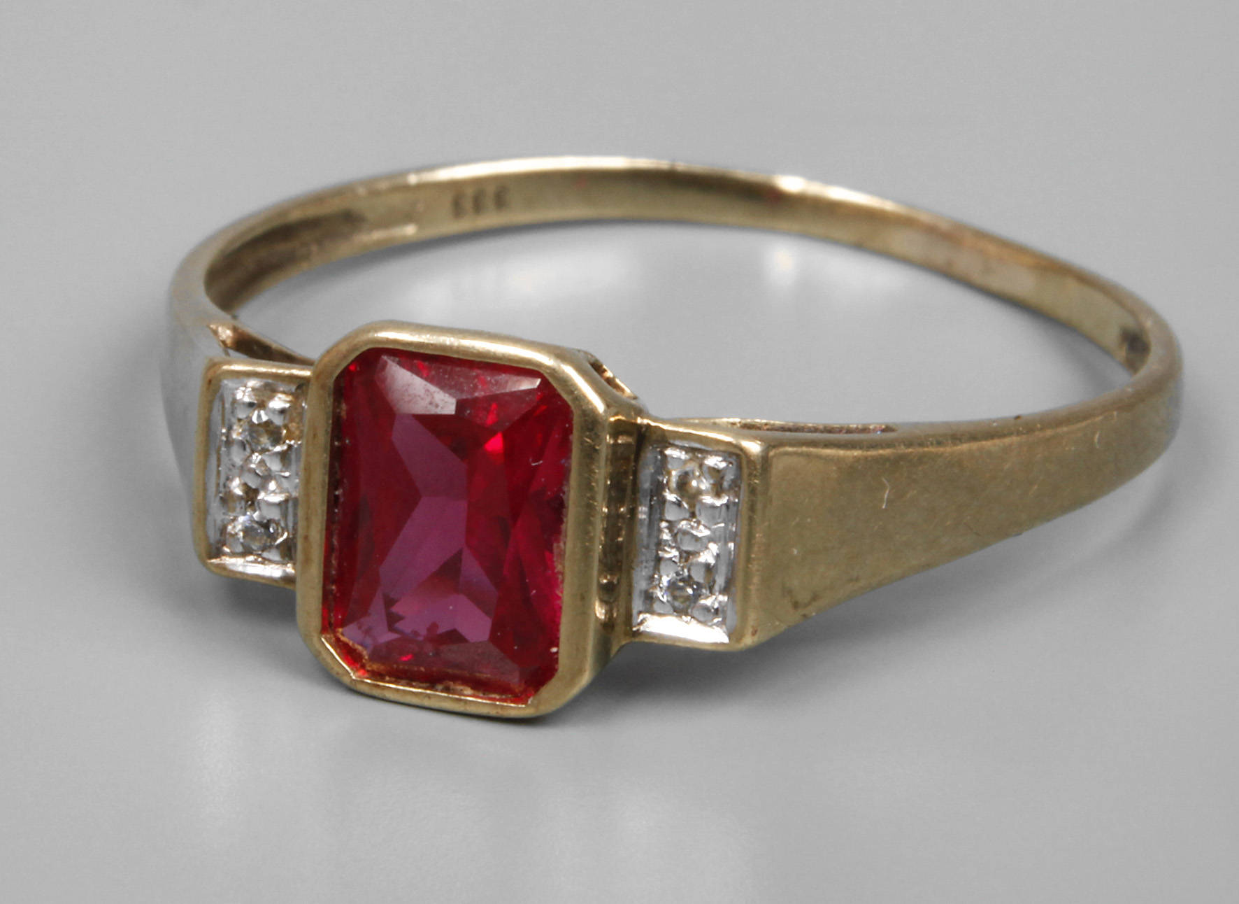 Damenring mit Steinbesatz