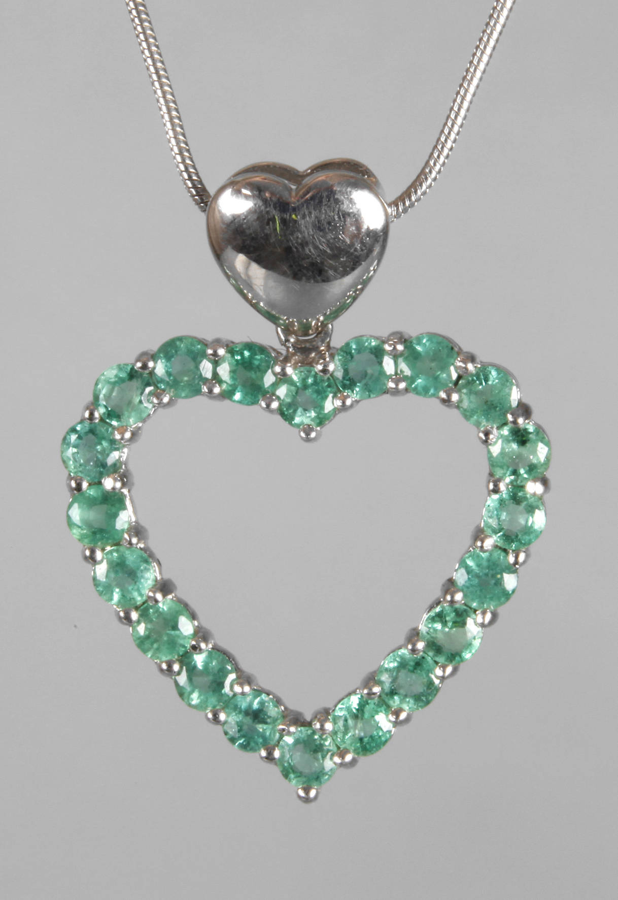 Herzanhänger mit Smaragden an Kette