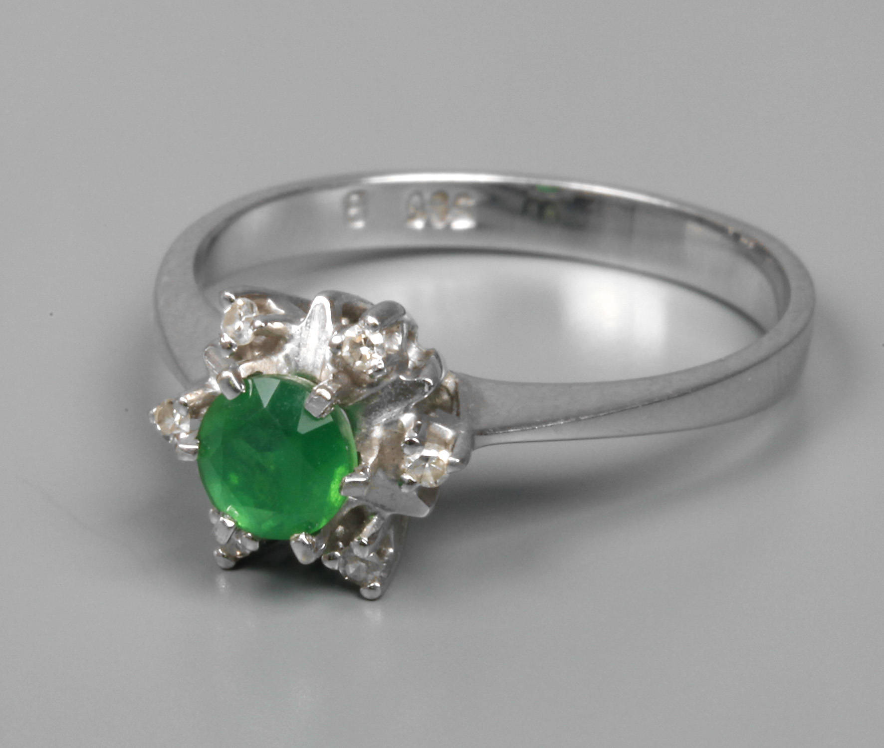 Damenring mit Steinbesatz