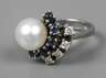 Damenring mit Brillanten, Saphiren und Perle