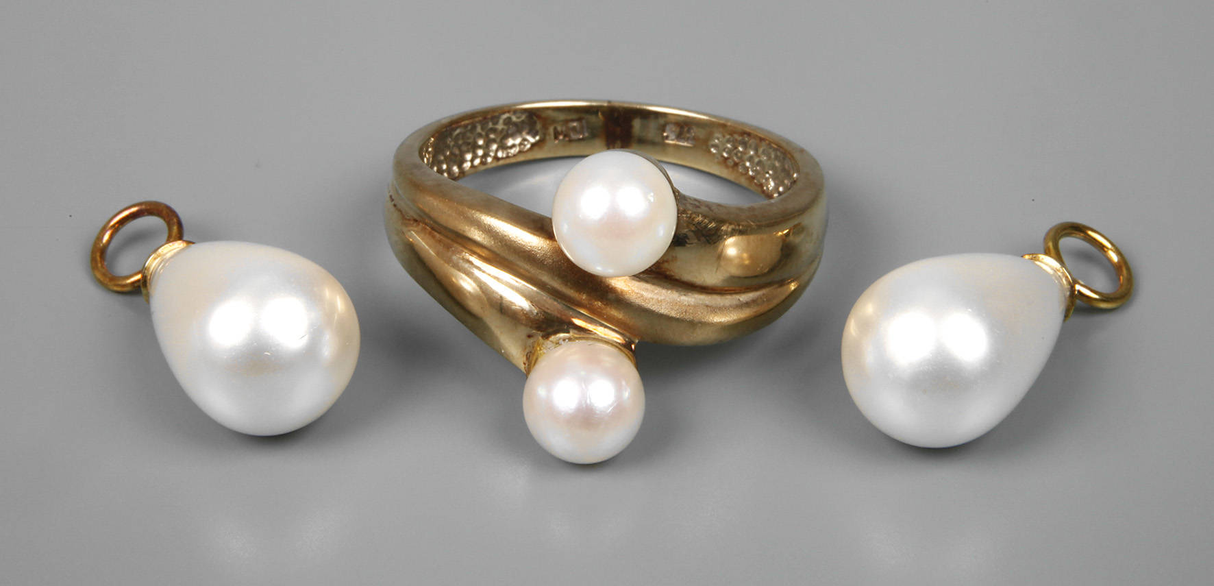 Ring und Anhänger mit Perlen