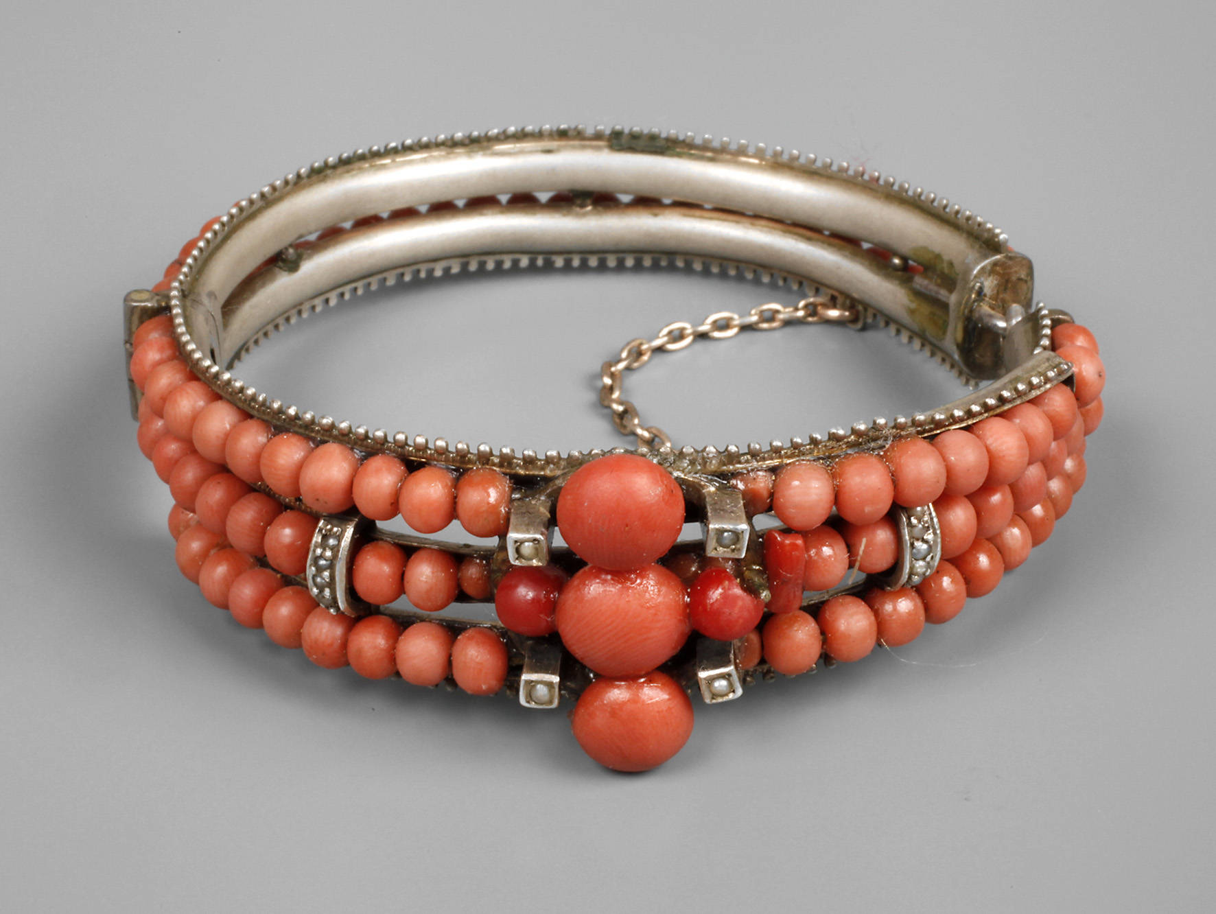 Armreif mit Korallen