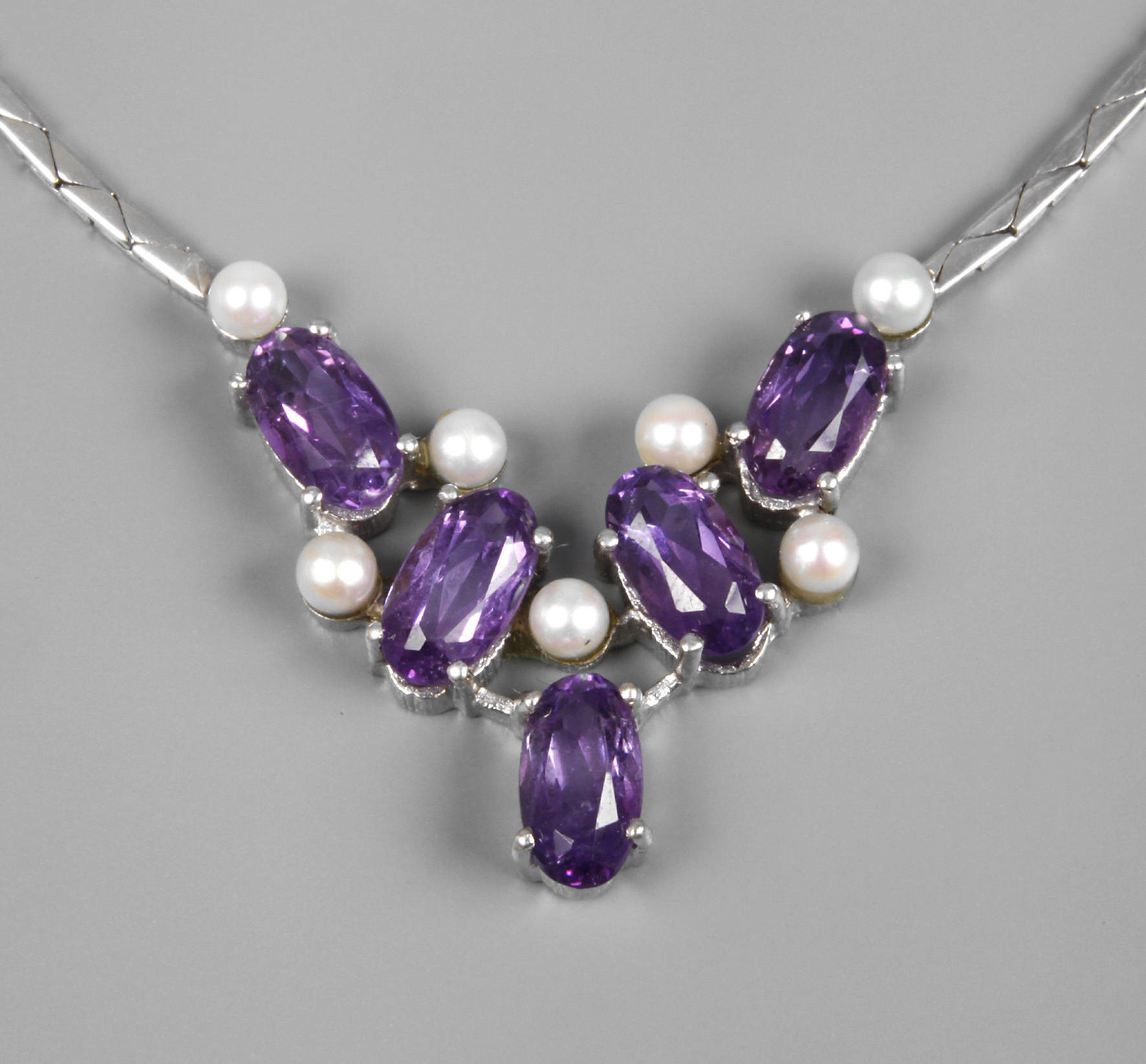 Collier mit Amethysten und Perlen
