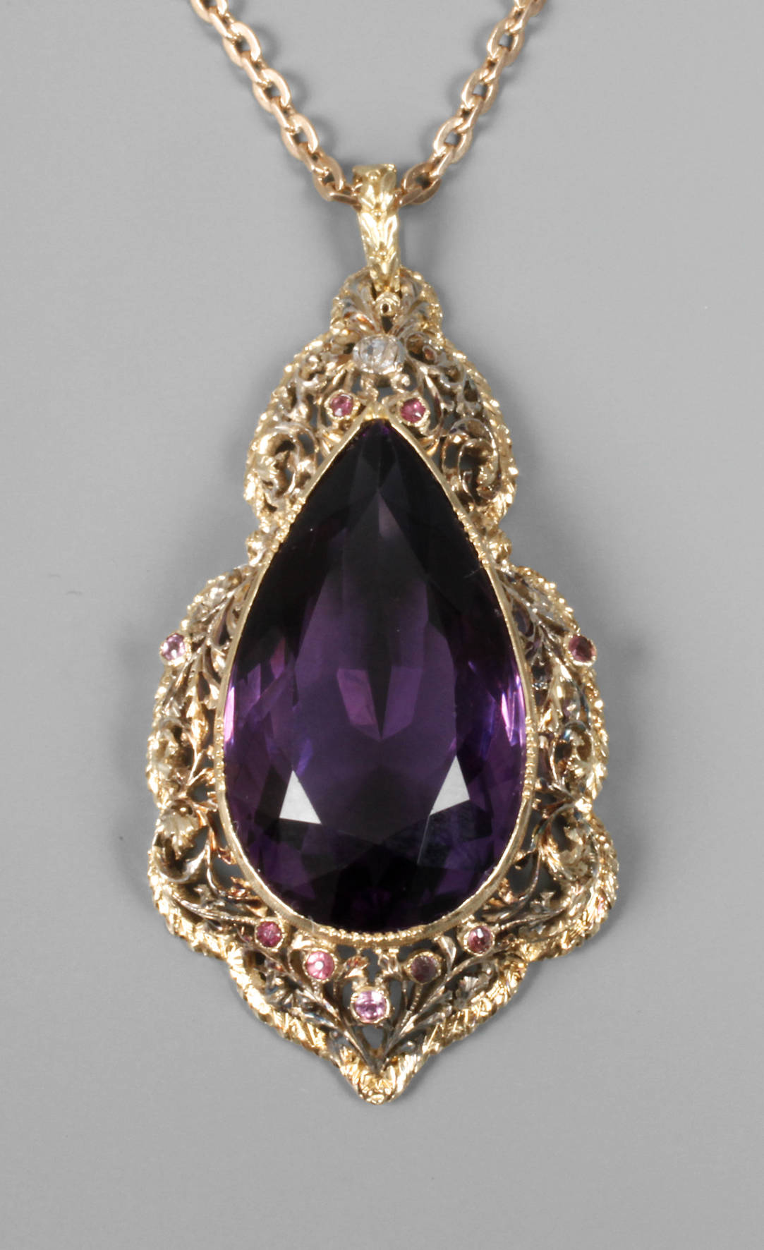 Opulenter Anhänger mit Amethyst an Kette