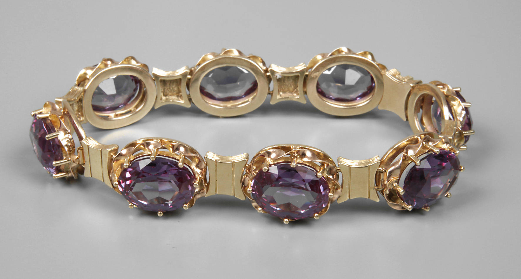 Prächtiges Armband mit Steinbesatz