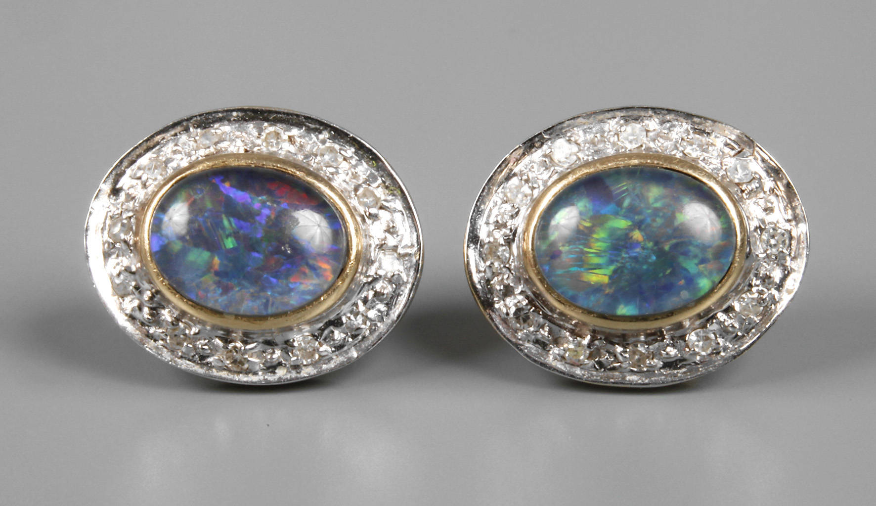 Paar Ohrstecker mit Opalen und Diamanten