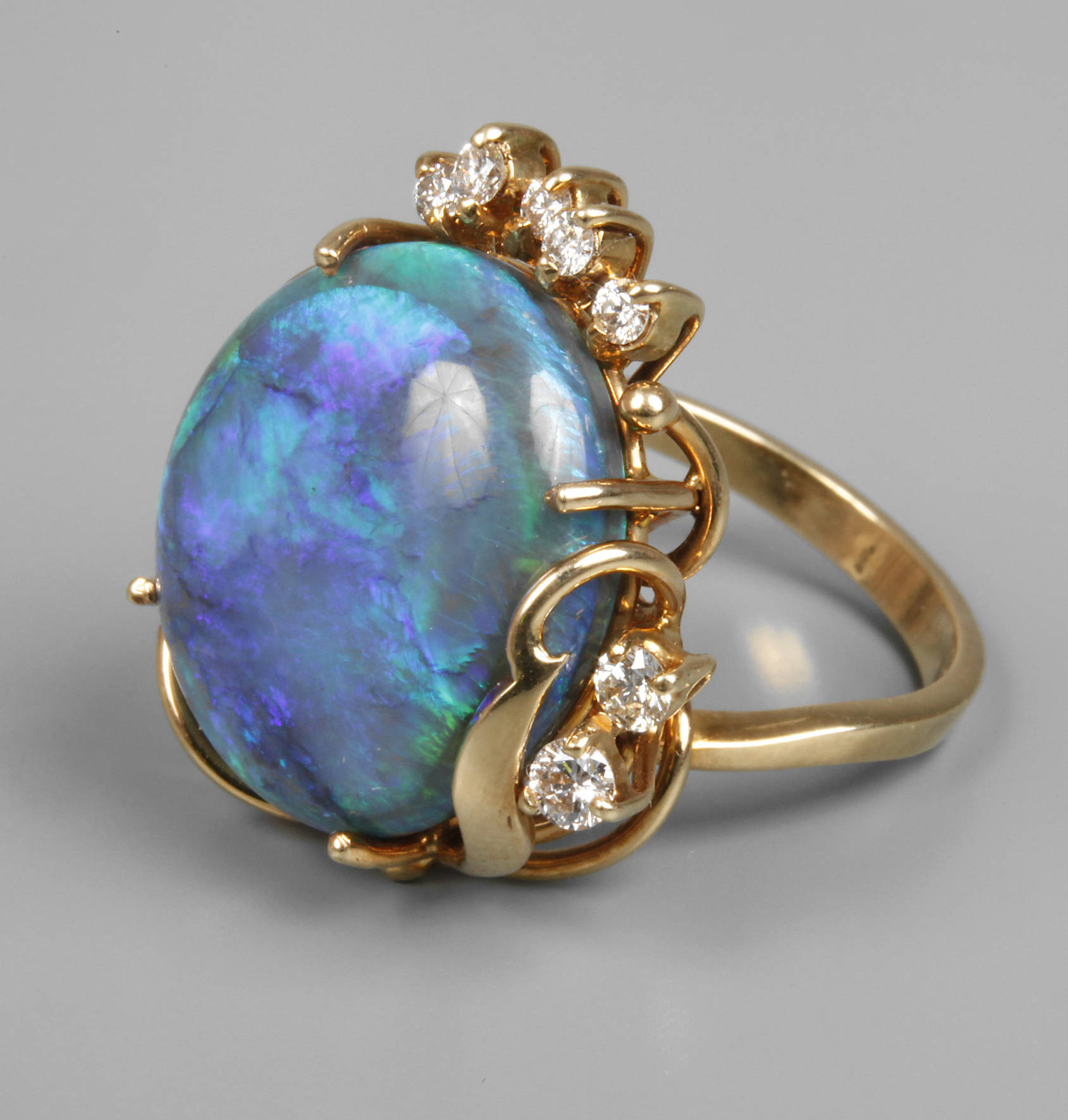 Damenring mit Edelopal und Brillanten