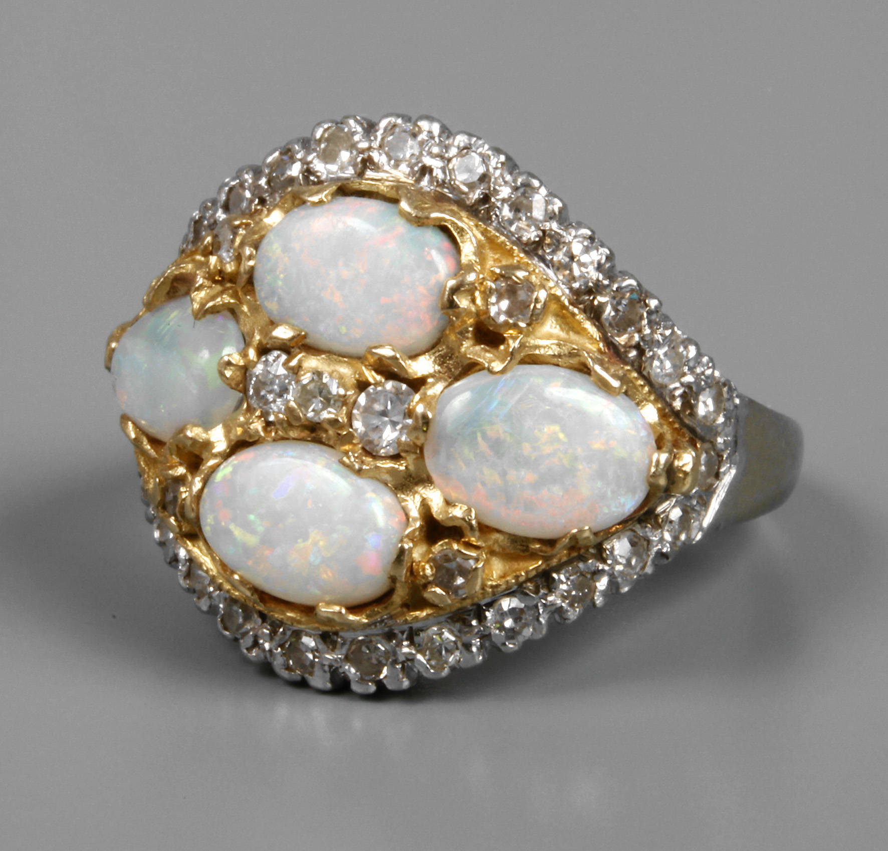 Damenring mit Edelopalen und Diamanten