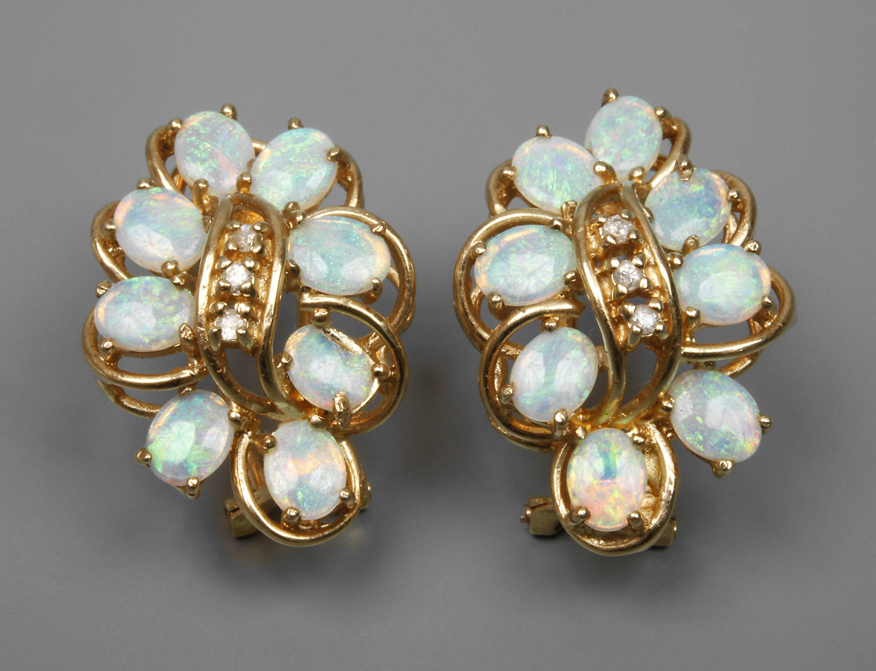 Paar Ohrstecker mit Edelopalen und Diamanten