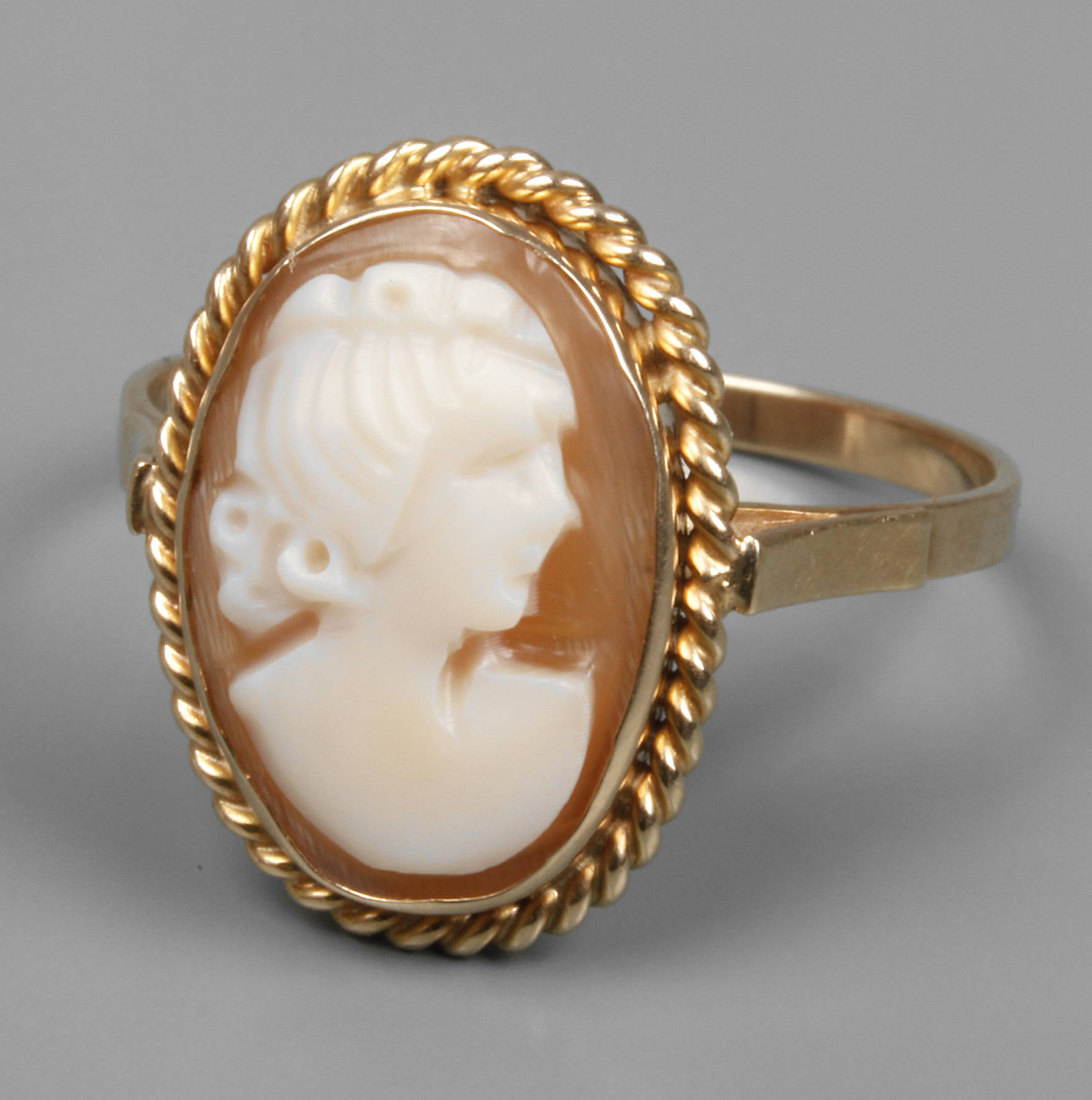 Damenring mit Muschelkamee