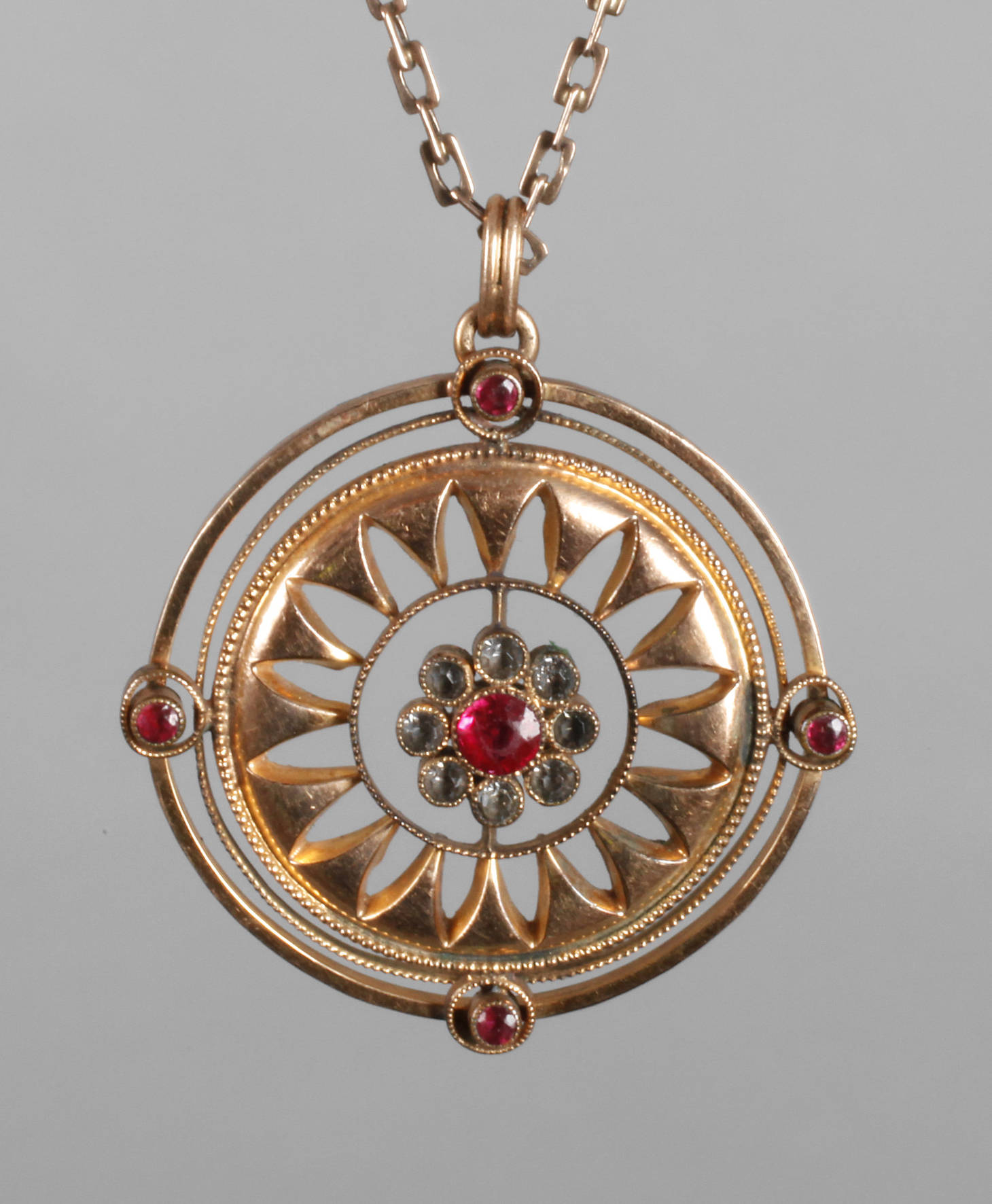 Anhänger mit Steinbesatz