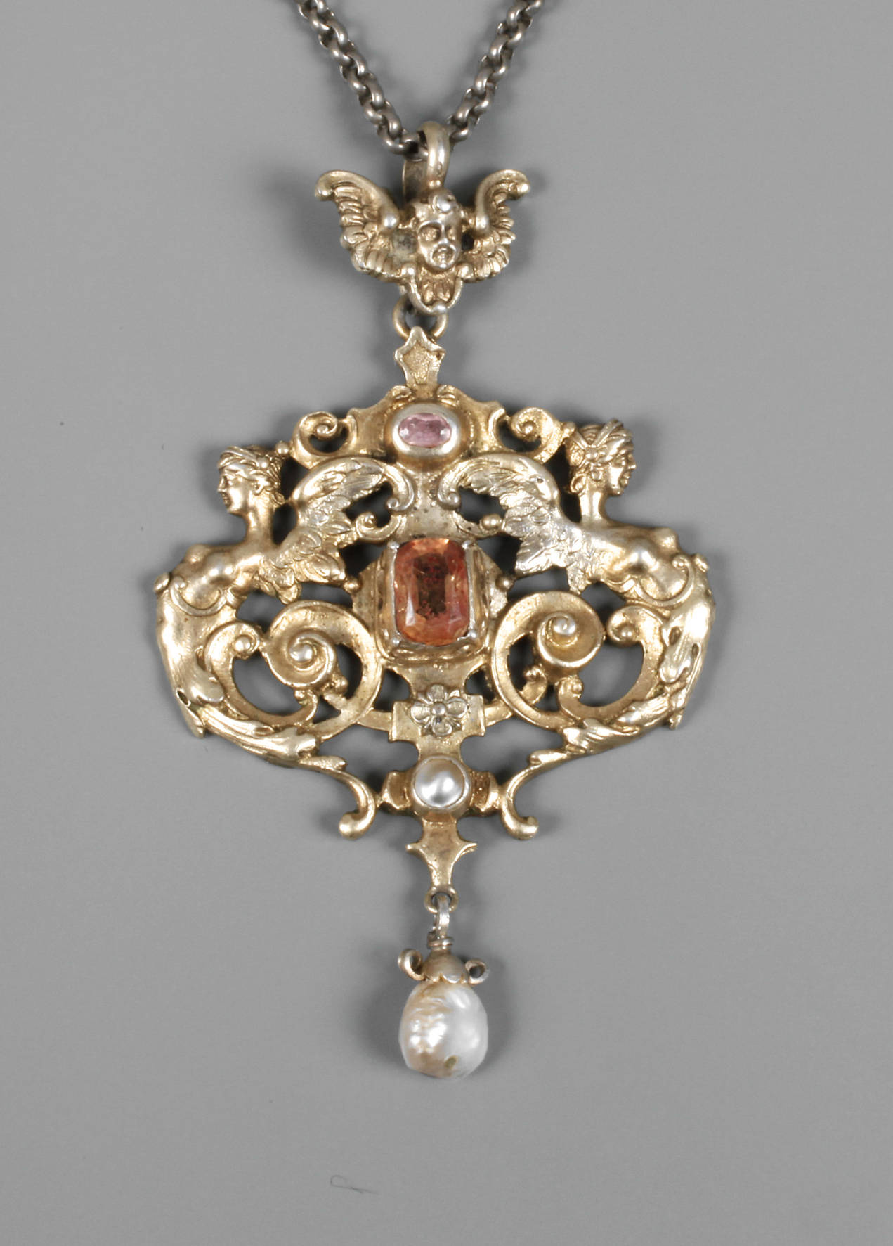 Historismusanhänger an Kette