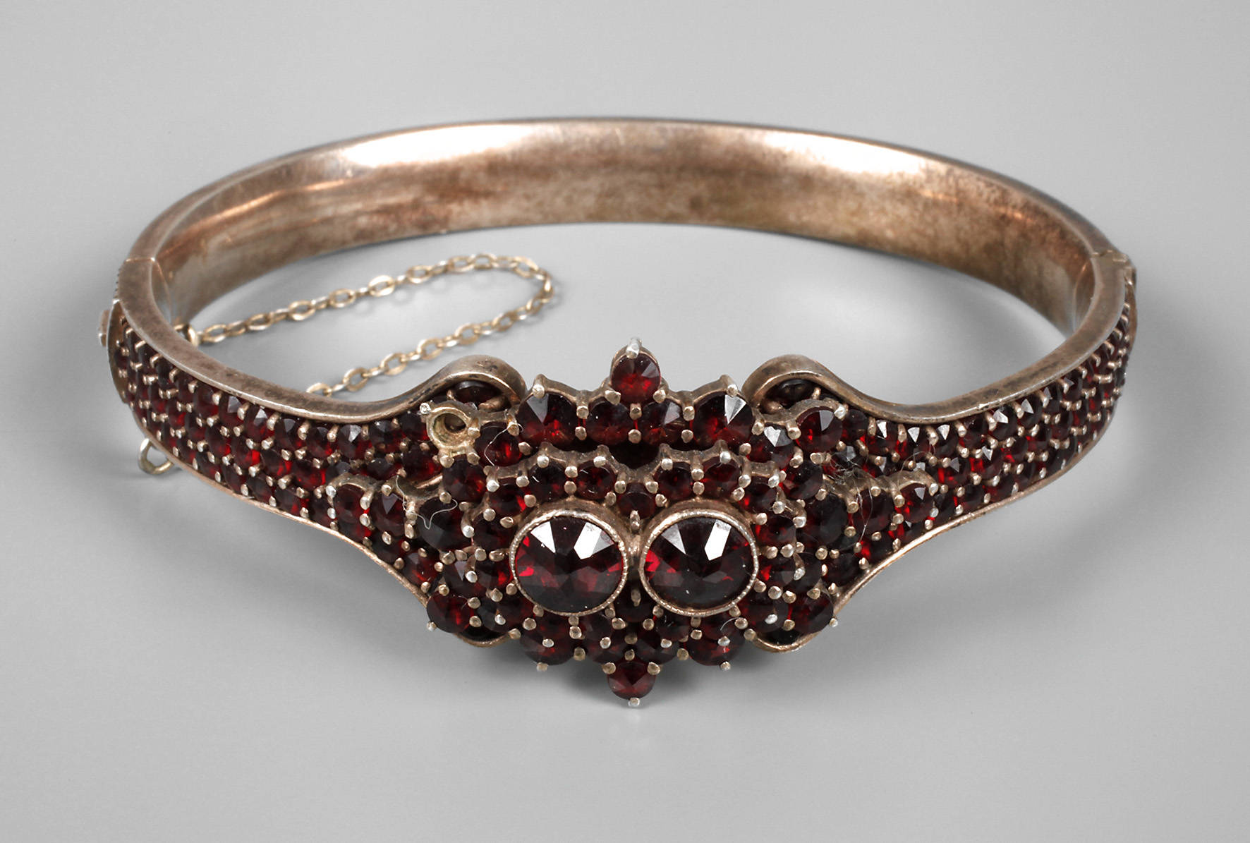 Armreif mit Granatbesatz